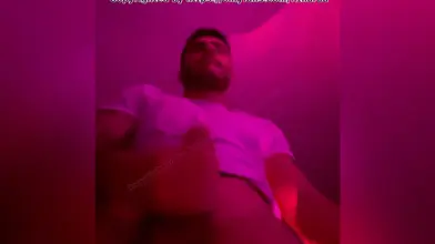 Je me branle sous des néons rouges sur mon lit