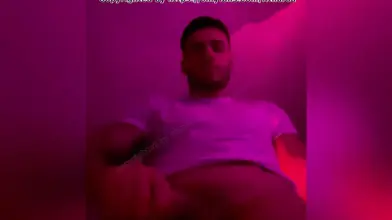 Je me branle sous des néons rouges sur mon lit