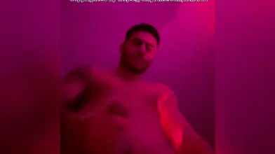 Je me branle sous des néons rouges sur mon lit