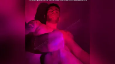 Je me branle sous des néons rouges sur mon lit