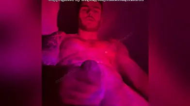 Je me branle sous des néons rouges sur mon lit