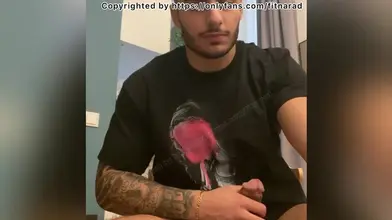 Je me branle la bite dure dans mon tee noir graphique dans le salon