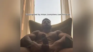 Je me branle la grosse bite dure tout nu dans mon fauteuil près de la fenêtre