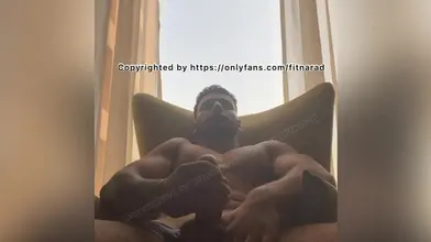 Je me branle la grosse bite dure tout nu dans mon fauteuil près de la fenêtre