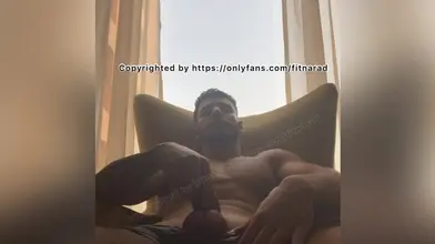 Je me branle la grosse bite dure tout nu dans mon fauteuil près de la fenêtre