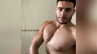 Je montre mon corps torse nu dans la salle de bain