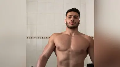 Je montre mon corps torse nu dans la salle de bain