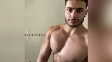 Je montre mon corps torse nu dans la salle de bain