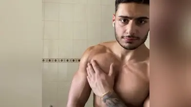 Je montre mon corps torse nu dans la salle de bain