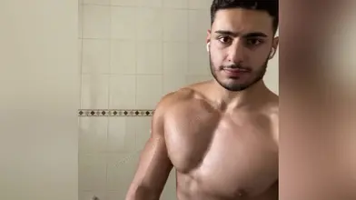 Je montre mon corps torse nu dans la salle de bain