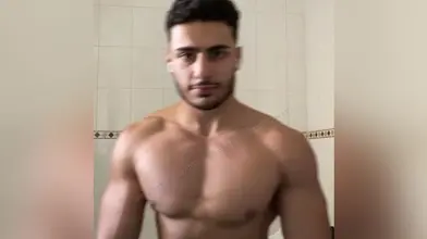 Je montre mon corps torse nu dans la salle de bain