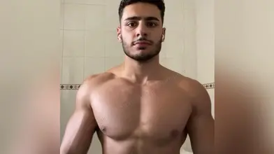 Je montre mon corps torse nu dans la salle de bain