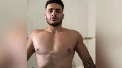 Je montre mon corps torse nu dans la salle de bain