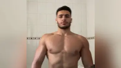 Je montre mon corps torse nu dans la salle de bain