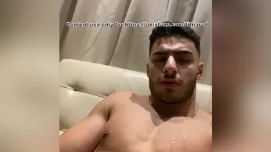 Longue session de branlette lente sur le canapé — torse nu avec ma chaîne en or