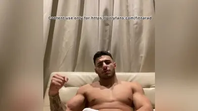 Longue session de branlette lente sur le canapé — torse nu avec ma chaîne en or