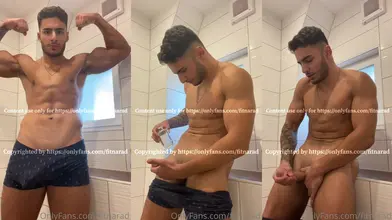 Je m'huile dans la salle de bain puis je me branle