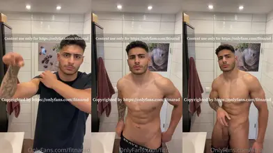 Je me déshabille dans la salle de bain — du t-shirt noir au nu intégral