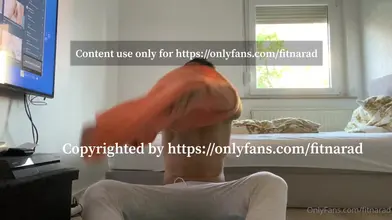 Je retire mon sweat orange et je me branle sur le canapé