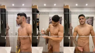 Je me branle avec du lubrifiant nu dans la salle de bain