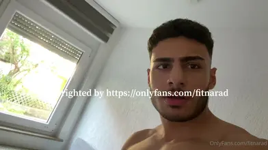 Je me taquine dans mon slip Reebok puis je me branle au lit