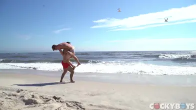 Arad Winwin baise Justin Matthews fort en extérieur — CockyBoys