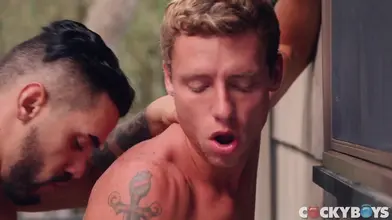 Arad Winwin baise Justin Matthews fort en extérieur — CockyBoys