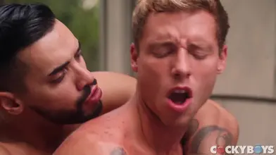 Arad Winwin baise Justin Matthews fort en extérieur — CockyBoys