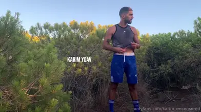 Karim Yoav se déshabille et se branle sur un sentier de forêt de pins