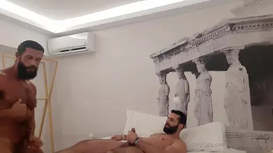 Arad Massimo – Studs Arabes Musclés Session Bareback Anale (Scène Complète)