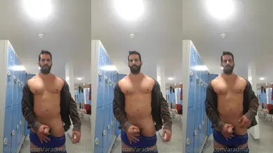 Arad Massimo – Le musclé arabe aguiche dans les vestiaires de la salle de sport (Clip)