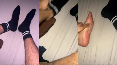 Baba – Il montre ses jambes poilues et ses pieds nus sur le lit