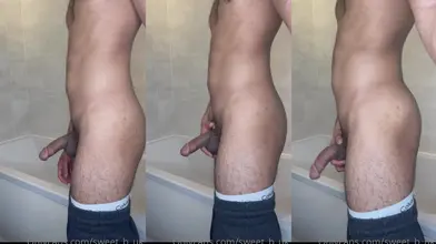 Baba – Vue de côté nu avec sa bite dure visible près de la baignoire