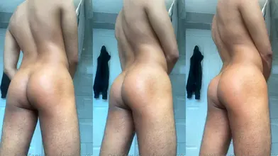Baba – Exhibe ses Fesses Nues dans la Salle de Bain