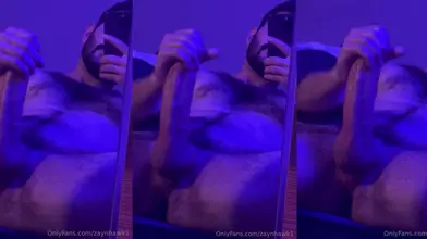 Zayn – Caresser un long gode sous des lumières néon bleues