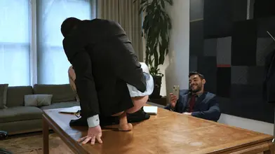 Sergeant Miles Utilise des Jouets Sexuels sur Arad Winwin au Bureau