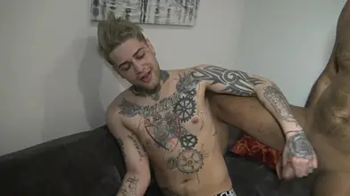 Le top arabe dominant Jafar utilise le pornstar Mickey Taylor à genoux