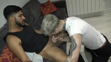 Le top arabe dominant Jafar utilise le pornstar Mickey Taylor à genoux