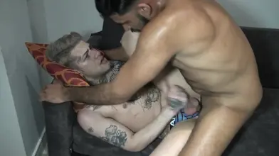 Le top arabe dominant Jafar utilise le pornstar Mickey Taylor à genoux