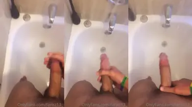 Bae se caresse dans la baignoire