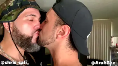 Je roule une pelle à mon pote puis j'avale sa grosse bite en entier