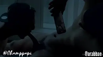 Je chevauche sa bite sur une chaise devant la fenêtre de l'hôtel avec la ville en bas