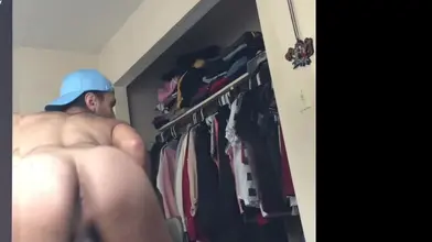 Arabe nu debout dans ma chambre - Vue arrière complète de ce corps jordanien