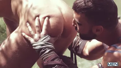 Gay of Thrones Partie 1 : l'étalon arabe Abraham Al Malek baise Toby Dutch en pleine nature