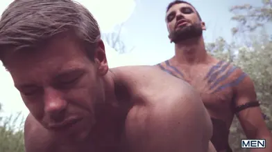 Gay of Thrones Partie 1 : l'étalon arabe Abraham Al Malek baise Toby Dutch en pleine nature