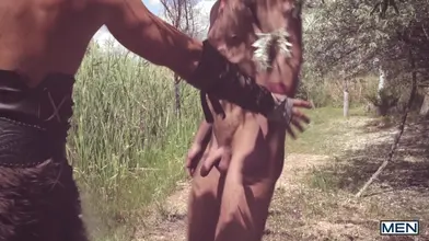 Gay of Thrones Partie 1 : l'étalon arabe Abraham Al Malek baise Toby Dutch en pleine nature