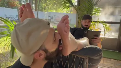 Vénération des pieds de West Coast God