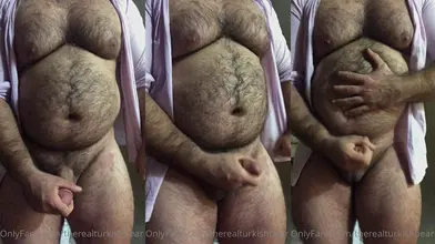 Un ours turc poilu se branle la bite et montre son ventre velu