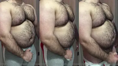 Un ours turc poilu montre son ventre et se branle en jogging