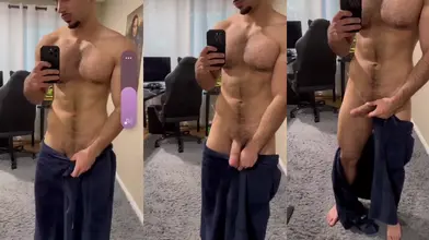 Je laisse tomber ma serviette pour montrer ma bite perse dans le miroir
